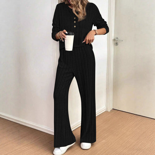 Dame casual strikket drakt med moderne ribbet design og knappestolpe Skjora