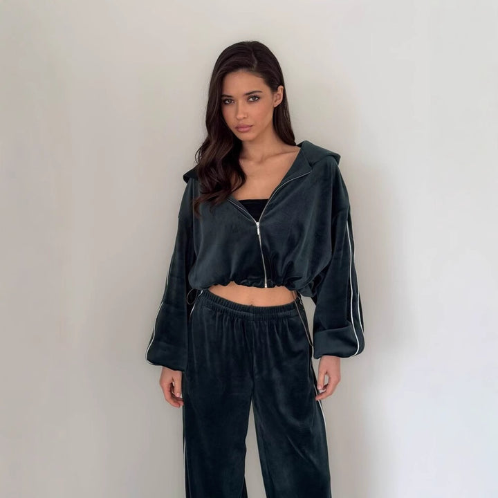 Kvinneluxus velour loungewear-sett med cropped topp og bred passform Skjora