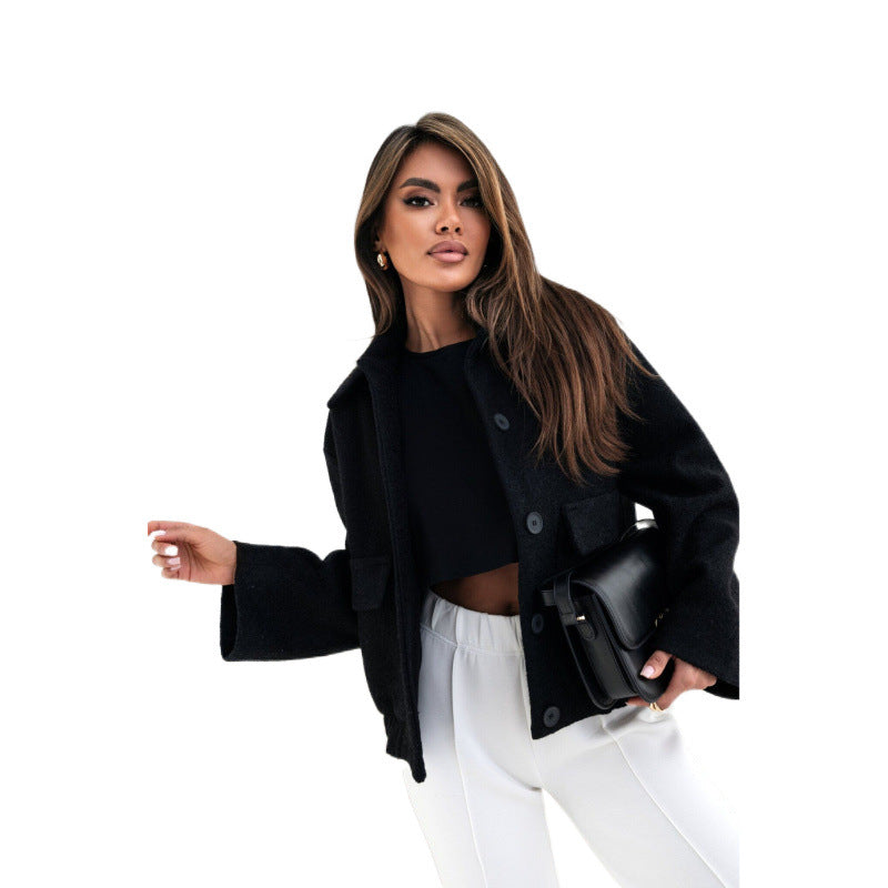 Dame avslappet ulljakke med løs passform og lettstelt knappestolpe Skjora