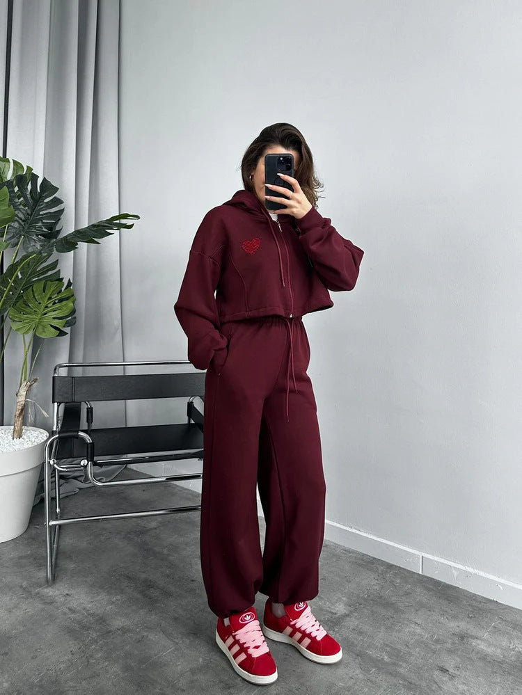 Kvinnors sportiga crop hoodie med lös passform och bekväma joggers Skjora