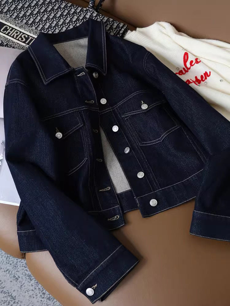 Kvinnes stilige denimjakke med dekorative lommer og kontinuerlig knappelukking Skjora