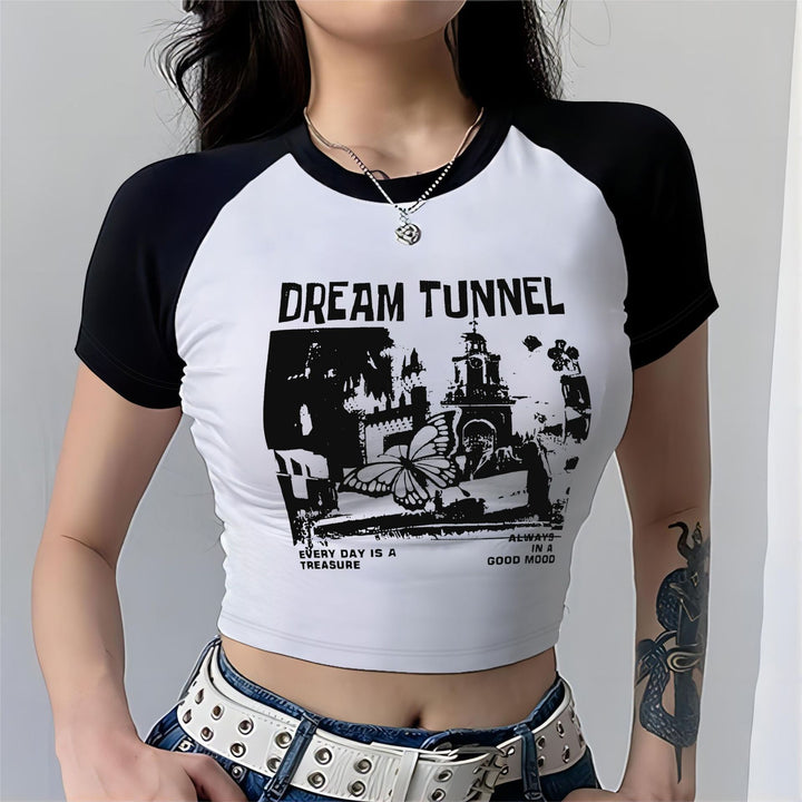 Dame Cropped T-skjorte med iøynefallende trykkdesign Skjora