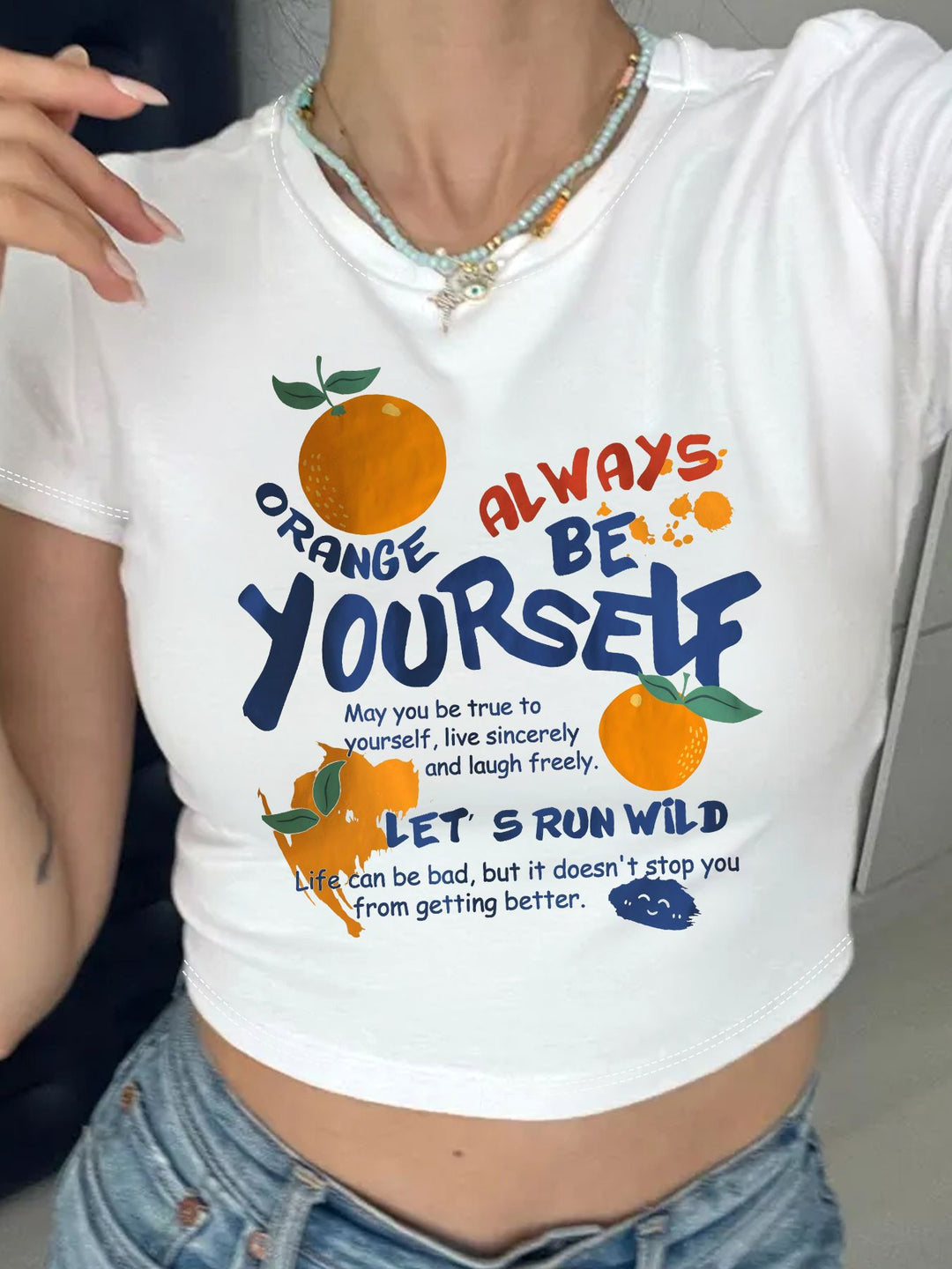Dame Crop-T-skjorte med inspirerende tekst og gledelig fruktmotiv Skjora