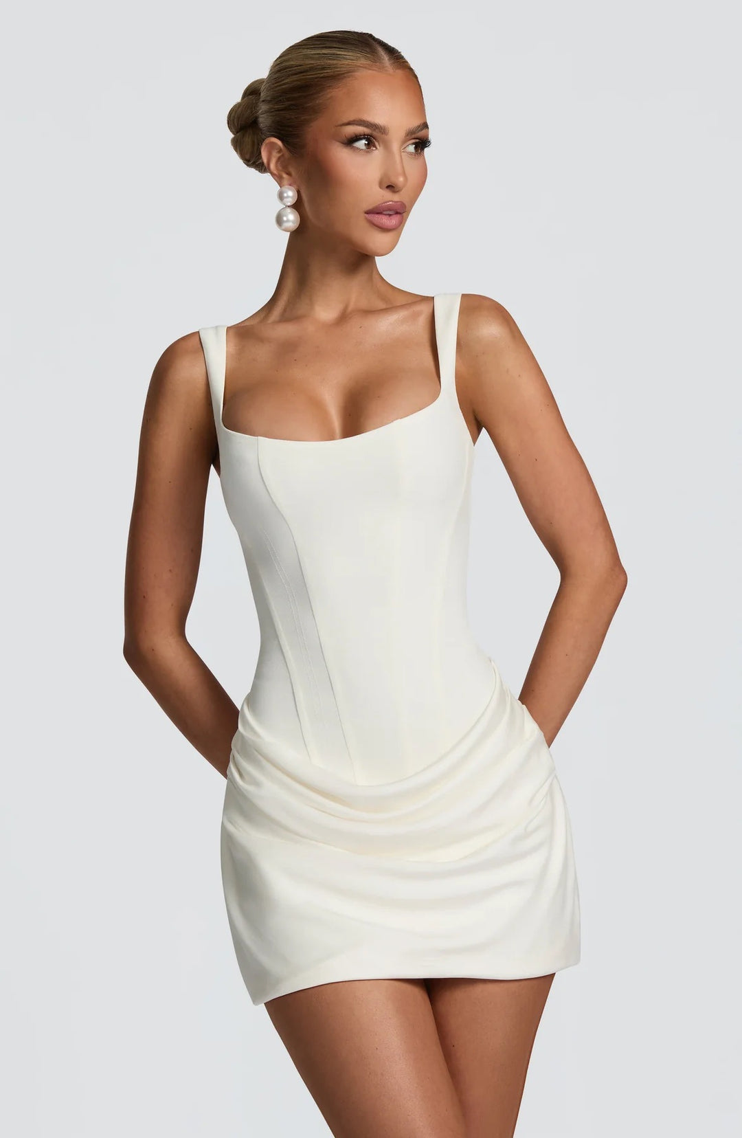 Dame minikjole med elegant drapering og strukturert silhuett Skjora