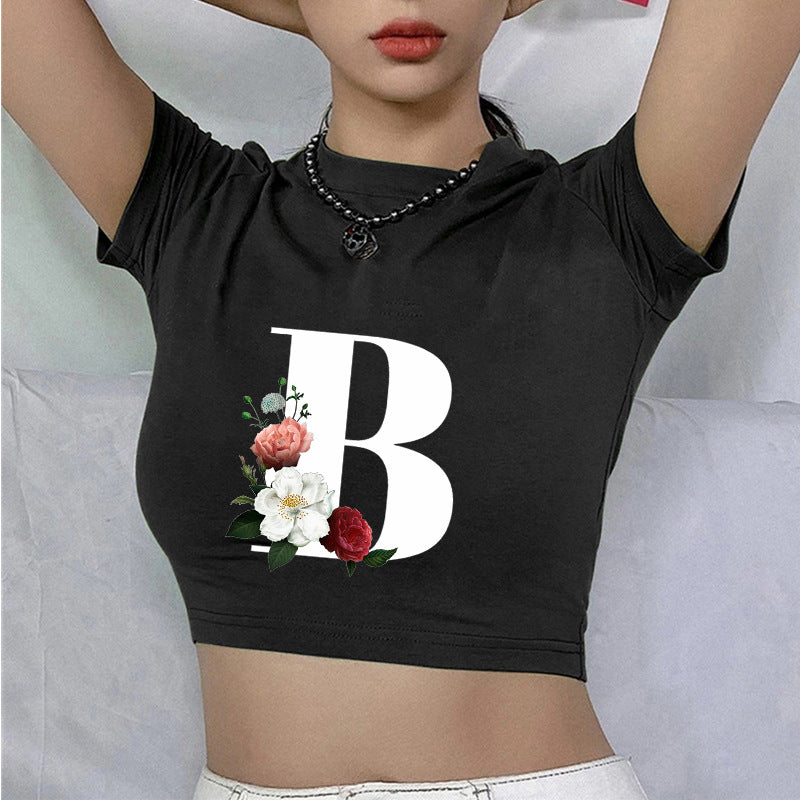 Dame cropped T-skjorte med blomstrede initialdesign Skjora
