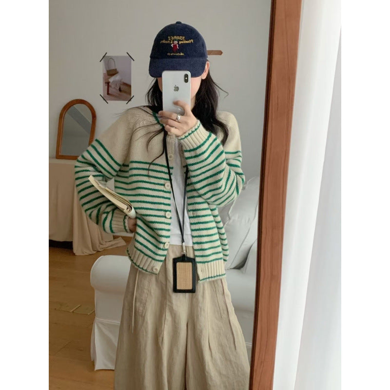 Kvinnekardigan med fargerikt stripemønster og knappbart design Skjora