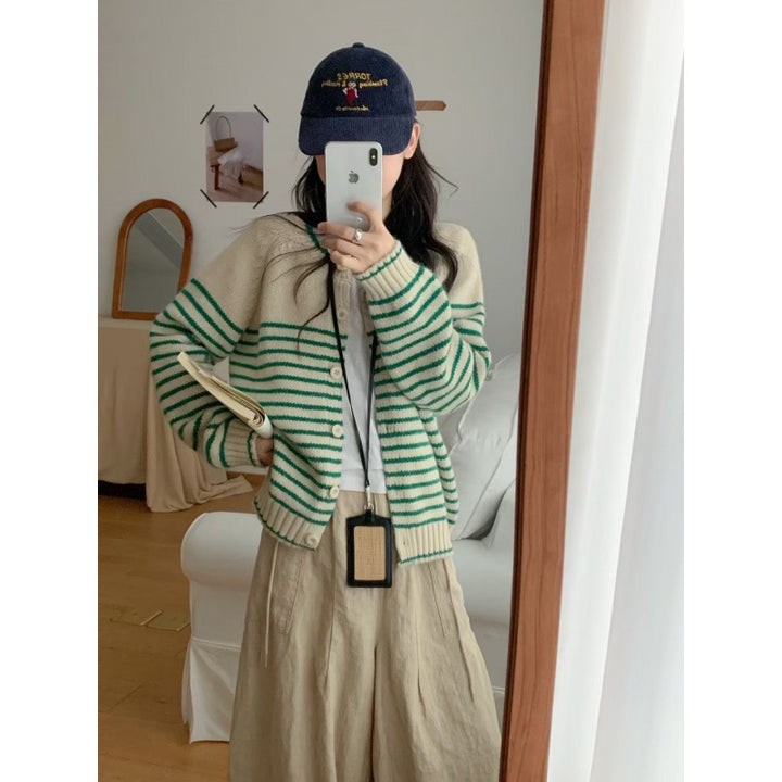 Kvinnekardigan med fargerikt stripemønster og knappbart design Skjora