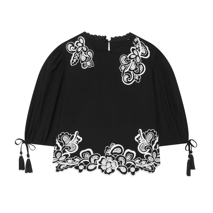 Damebluse med floral blonde og volangermedler Skjora