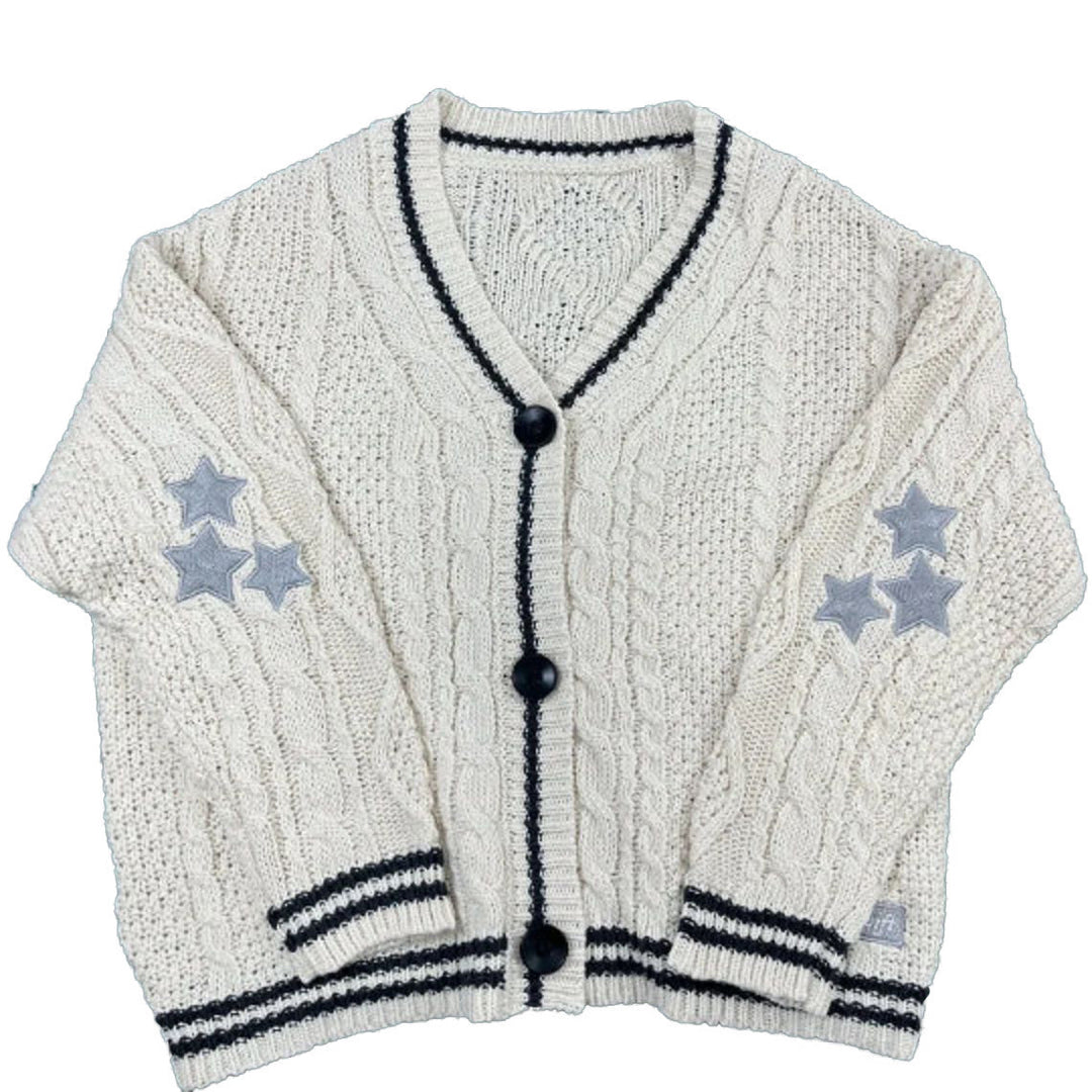 Kvinnens chunky strikket cardigan med moderne kabelmønster og elegante knappedetaljer Skjora