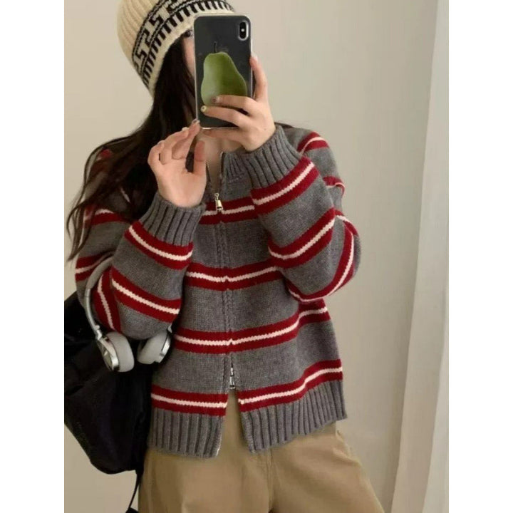 Kvinne strikket cardigan med moderne striper Skjora