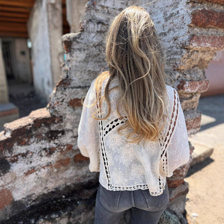 Kvinnens vakre blonde cardigan med blomster mønstre og luftige ermer Skjora