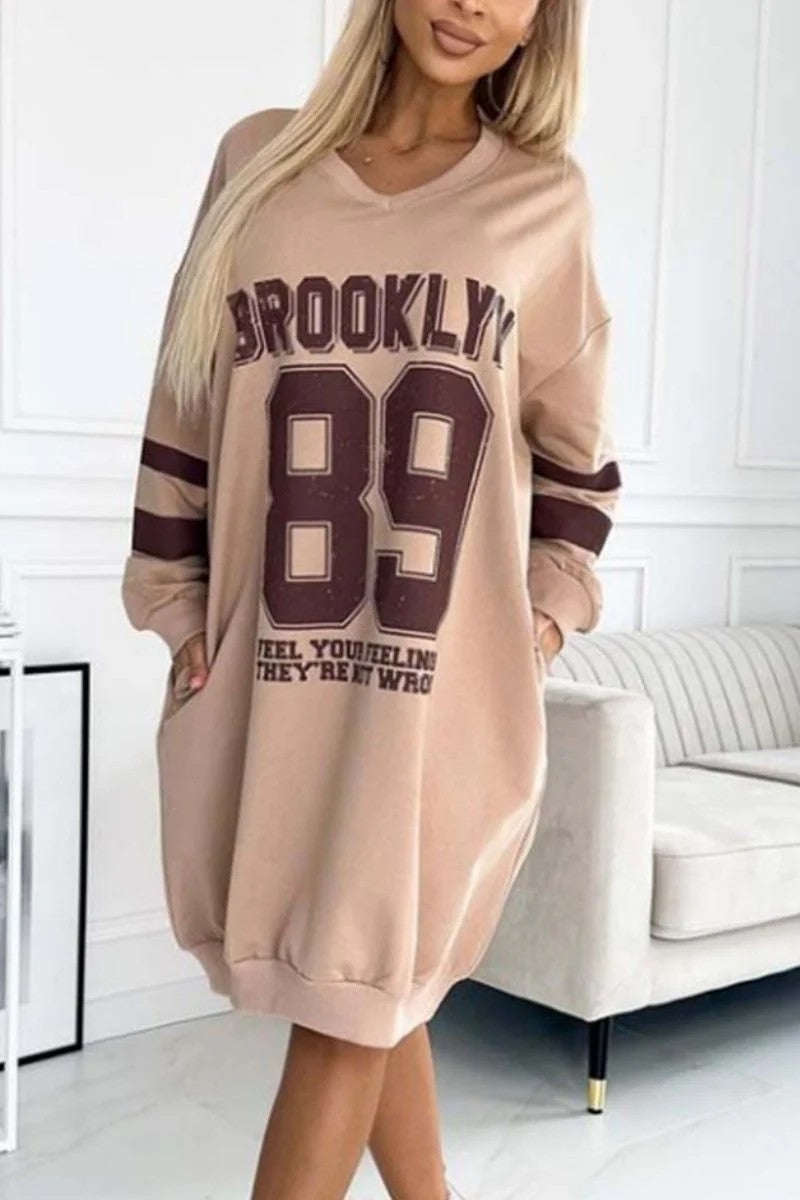 Kvinners oversized casual kjole i sportstil med V-hals Skjora