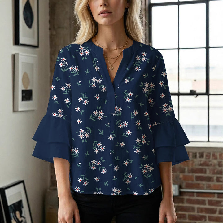 Damebluse med voluminøse ermer og blomsterdesign Skjora