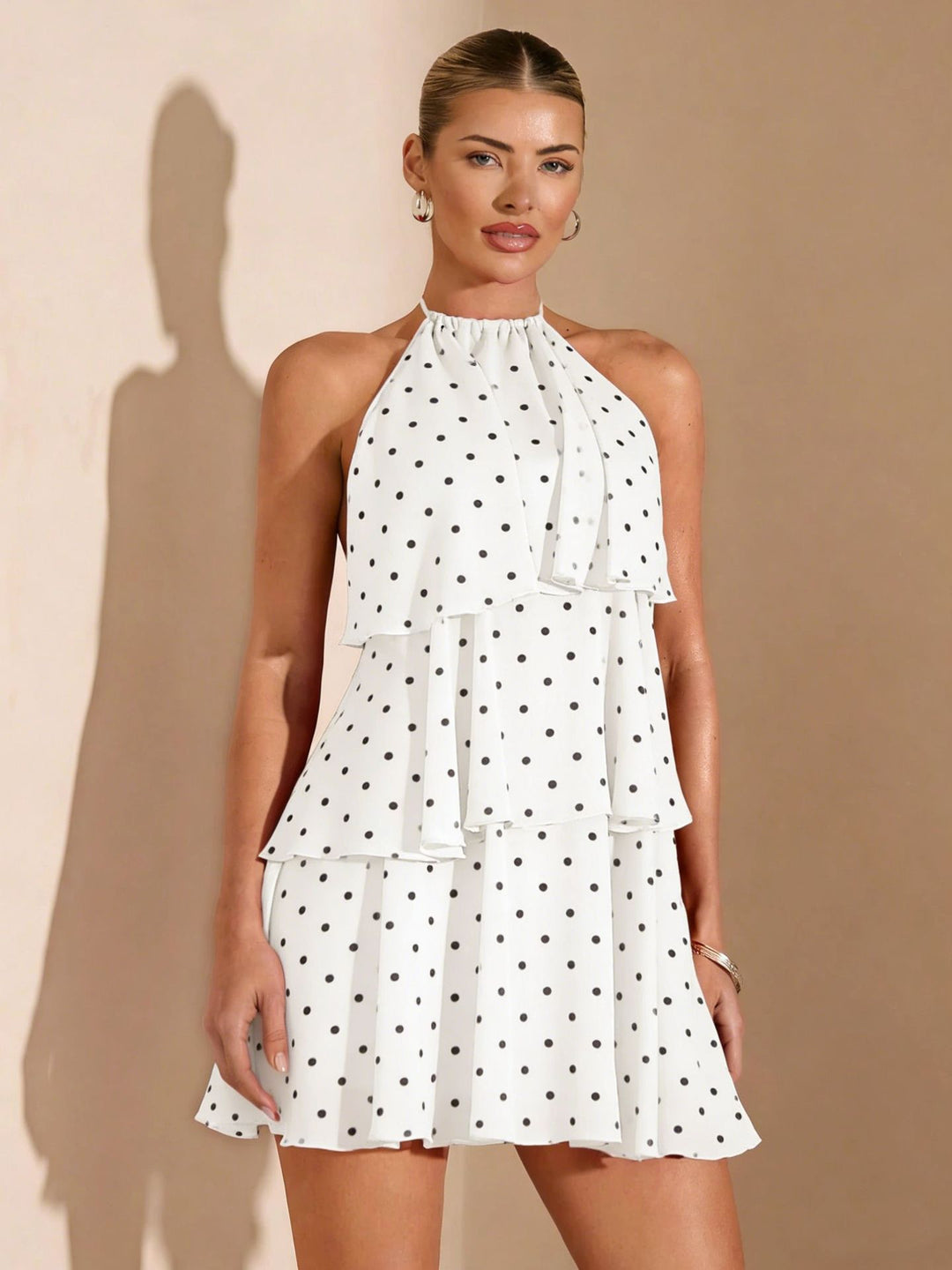 Dame volangsommerkjole med prikkete design og nydelig utskæring Skjora