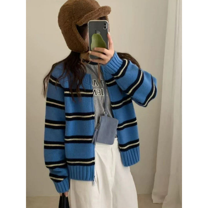 Kvinne strikket cardigan med moderne striper Skjora