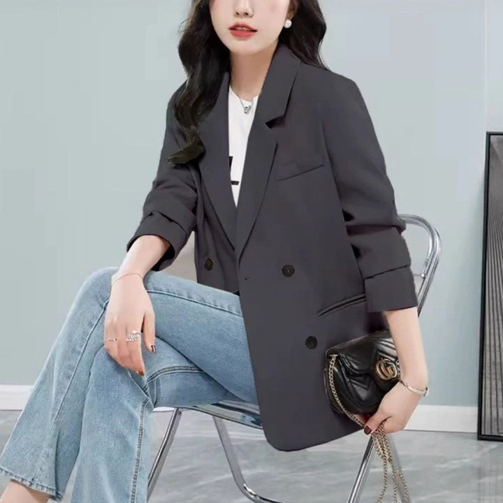 Kvinnelig stilren oversized blazer med dobbelt knepp og stilige detaljer Skjora