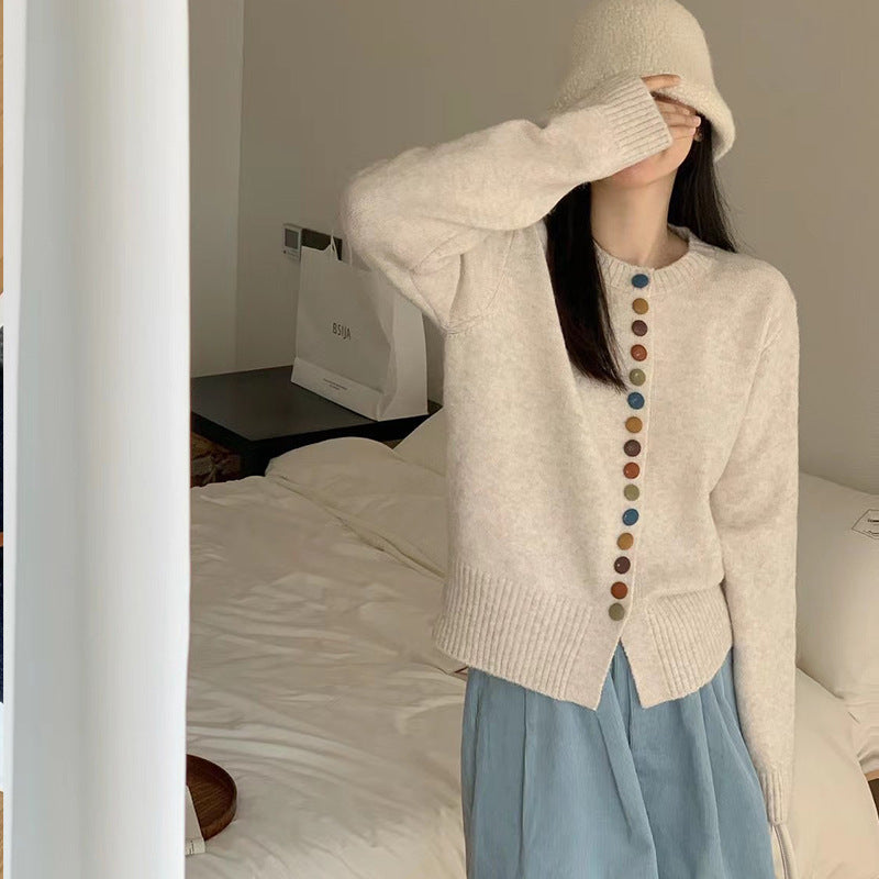 Kvinne cardigan med fargerike knappedetaljer og mykt filtet materiale Skjora