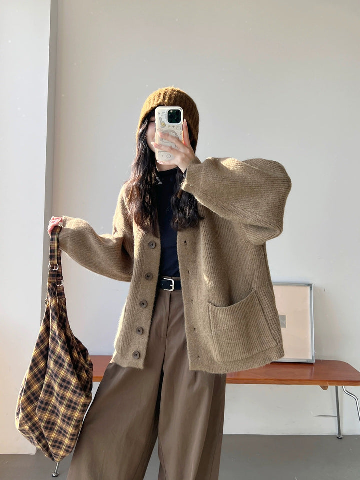 Kvinnes chunky strikket cardigan med elegante knappdetaljer og praktiske lommer Skjora