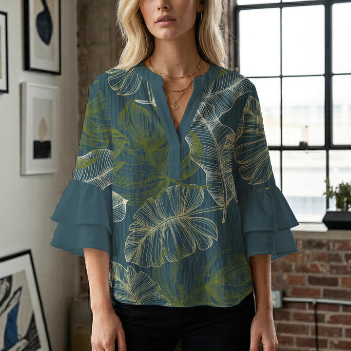 Damebluse med voluminøse volangermer og floral trykk Skjora