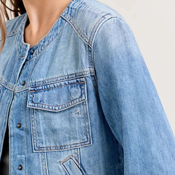 Kvinne denimjakke i en avslappet kort modell med praktiske lommer og knappdetaljer Skjora