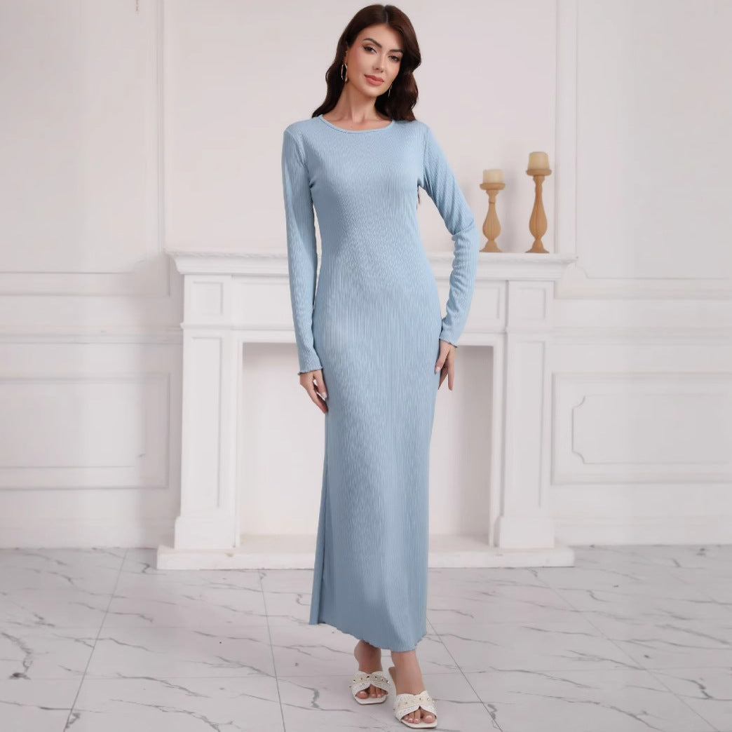 Kvinnes langermet maxi kjole laget av høykvalitets ribbestrikket stoff med elegant split