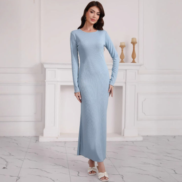 Kvinnes langermet maxi kjole laget av høykvalitets ribbestrikket stoff med elegant split