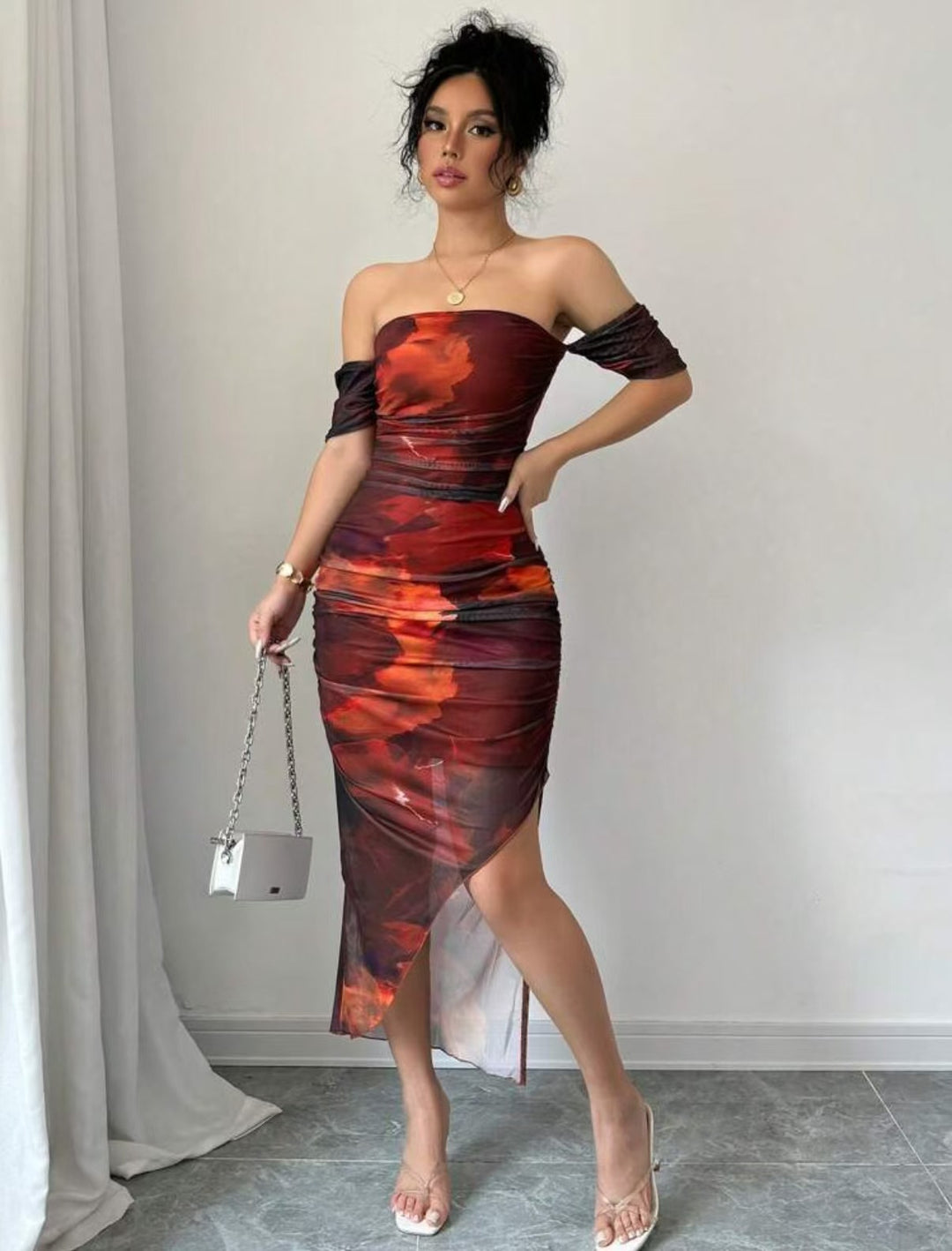 Dame Figurtilpasset Midi-kjole med off-shoulder design og elegant split Skjora