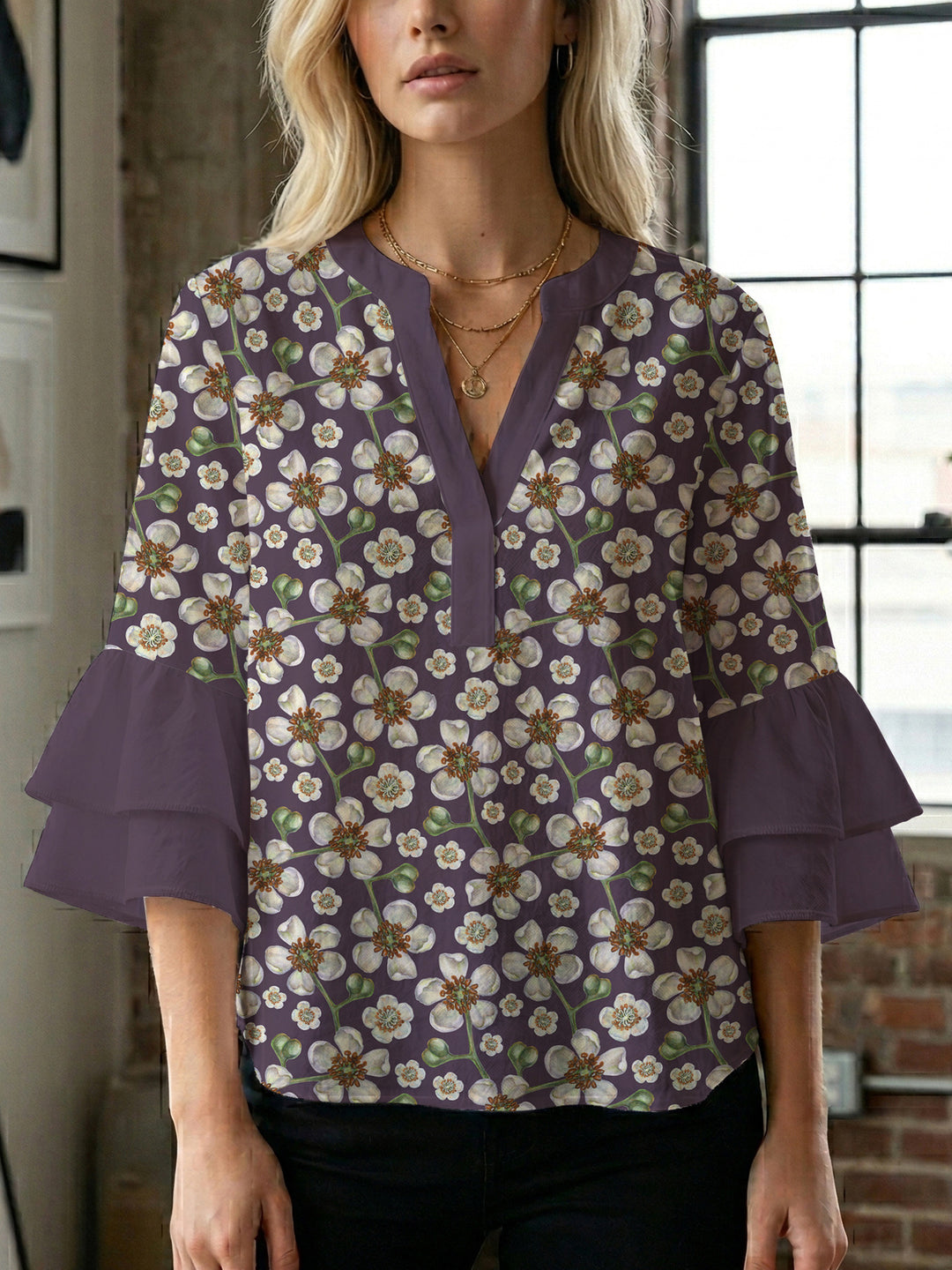 Damebluse med voluminøse ermer og blomsterdesign Skjora