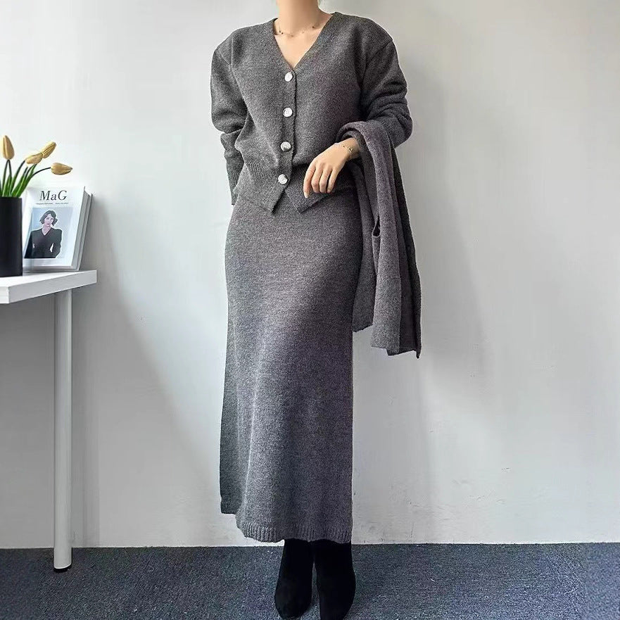 Kvinne strikket ensemble med moteriktig krage og elegant silhuett Skjora