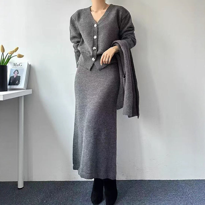 Kvinne strikket ensemble med moteriktig krage og elegant silhuett Skjora