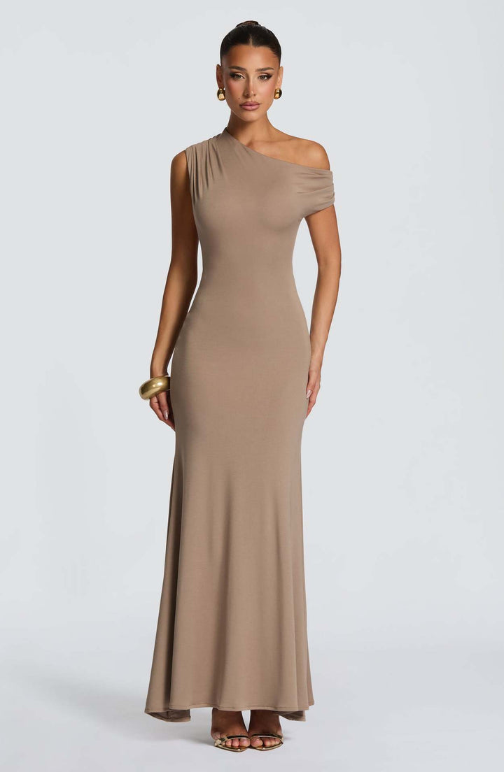 Kvinne Elegant Asymmetrisk Maxi Kjole med Avskåret Design Skjora