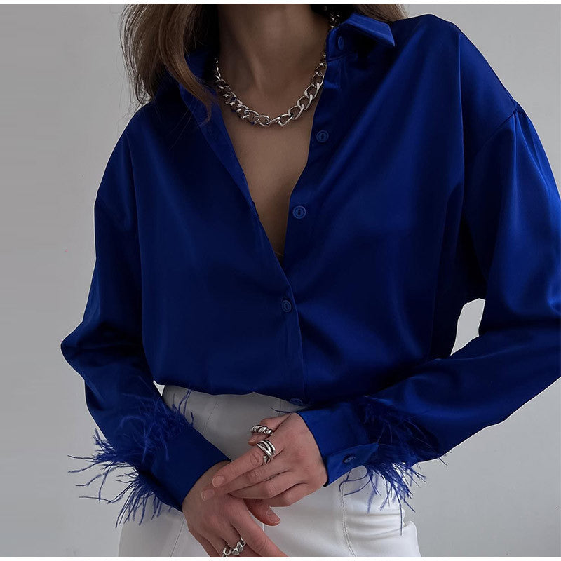 Damebluse med fargerike fjær og elegant snitt Skjora