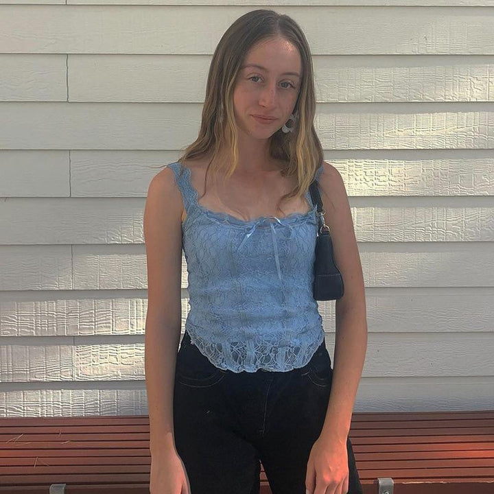 Dame spiss-crop-top med dekorative bånd og fine detaljer Skjora