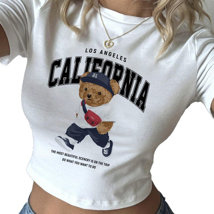 Dame Crop-T-shirt med lekent bjørnemotiv og moderne skrift Skjora