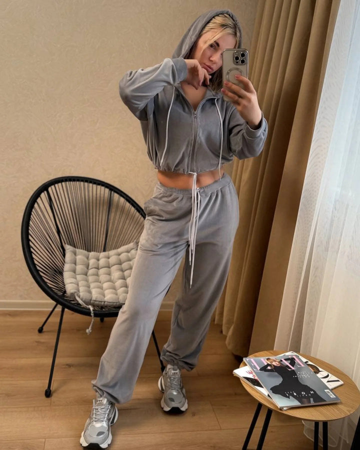 Women's Short Hoodie and Loose Joggers in Relaxed Fleece Design Skjora