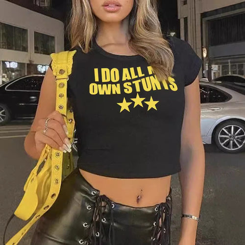 Dame Crop-Top med kreativ grafisk design og moderne skrift Skjora