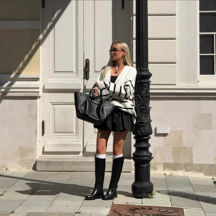 Kvinnens chunky strikkegenser med vertikale striper og elegant knappestolpe Skjora