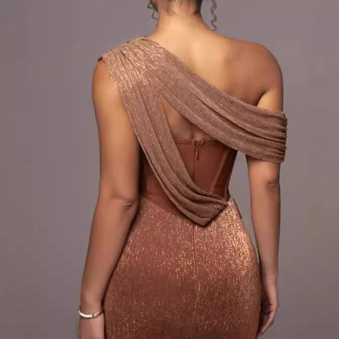 Kvinne Glamorous Maxi Kveldsdrakt med Asymmetrisk Utringning og Glitrende Drapering Design