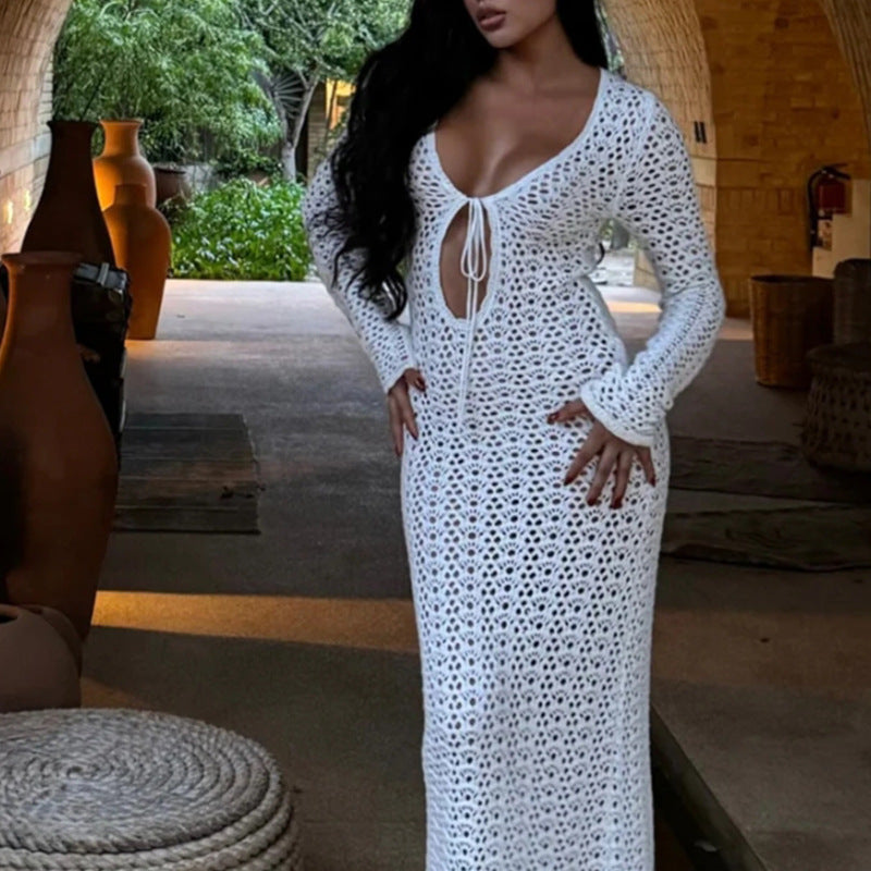 Damen Elegantes gehäkeltes Strandkleid mit tiefem V-Ausschnitt und luftiger Struktur Skjora