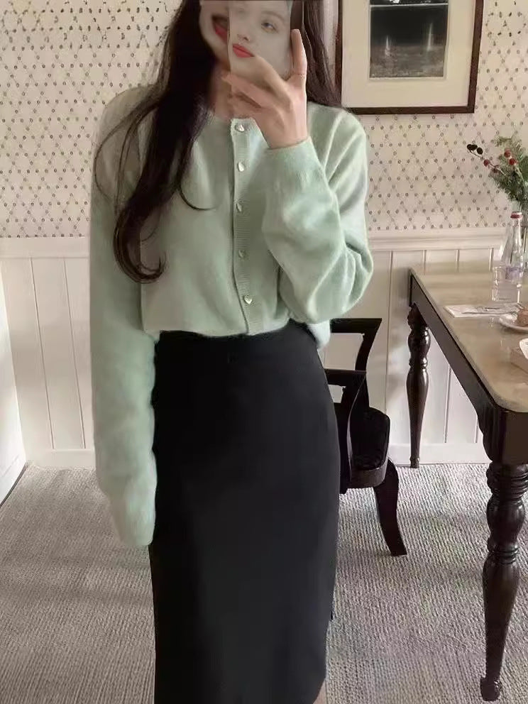 Dame finstrikket cardigan med dekorative knapper og stilfullt snitt Skjora