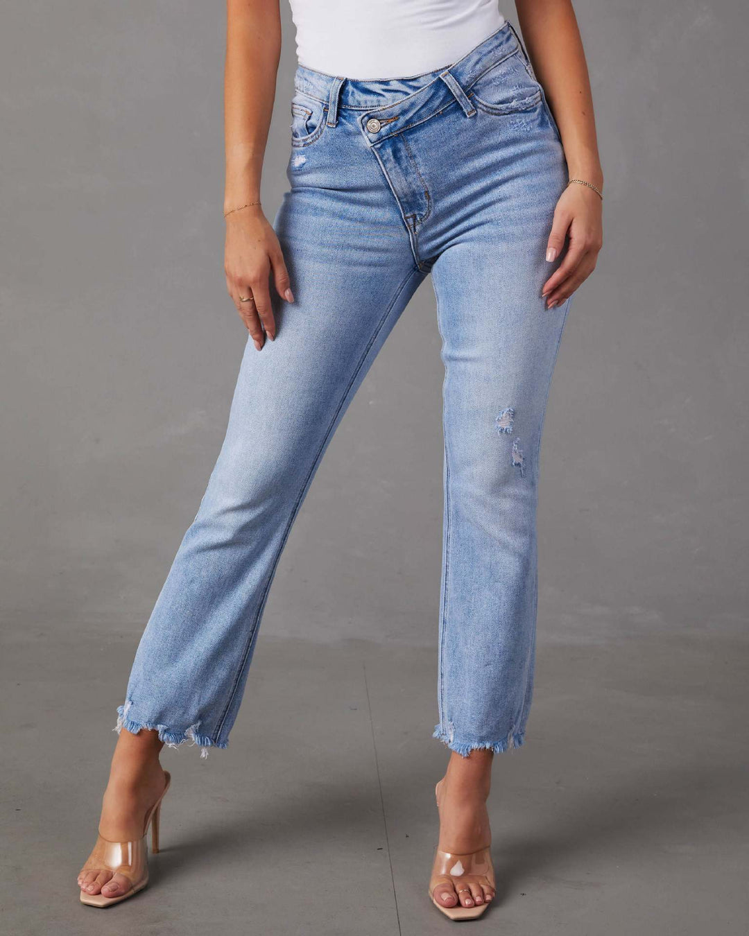 Kvinne høyt liv jeans med trendy frynser og slitte detaljer Skjora