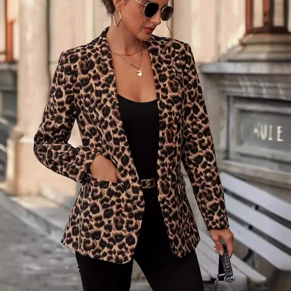 Dameblazer i trendy dyreprint med elegante slag og praktiske lommer