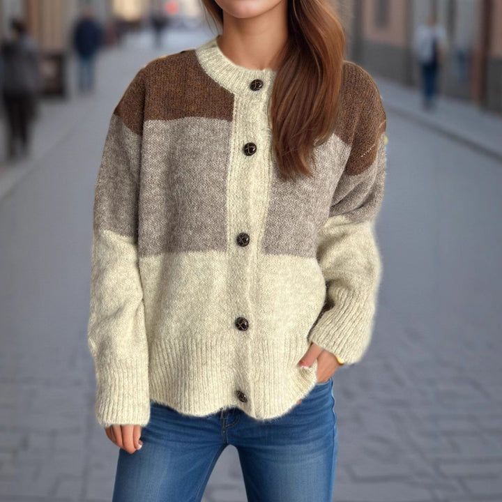 Kvinnelig koselig cardigan med fashionable fargeblokkdesign og dekorative knapper Skjora