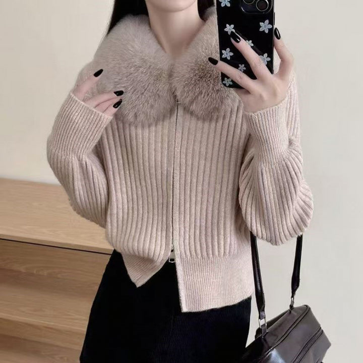 Dame cardigan med høykvalitets kunstig pelskrage og elegant ribbestrikket tekstur Skjora