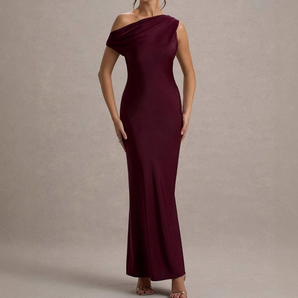 Kvinne elegant, off-the-shoulder maxi kjole med flytende snitt og volanger Skjora