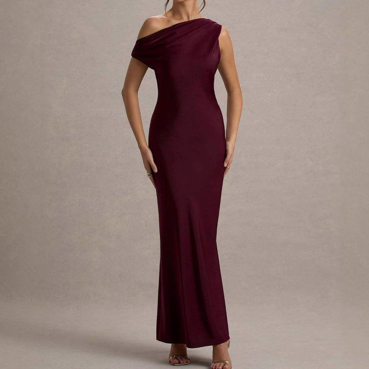 Kvinne elegant, off-the-shoulder maxi kjole med flytende snitt og volanger Skjora