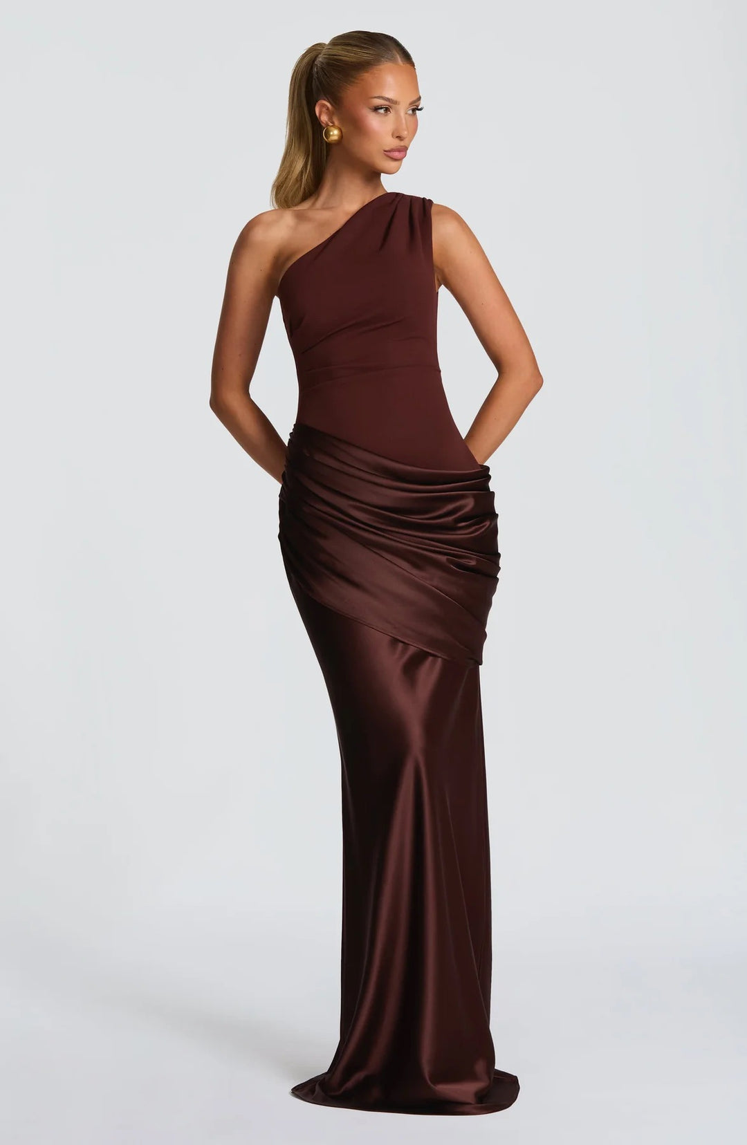 Damer elegant asymmetrisk satengalla med drapering-design Skjora
