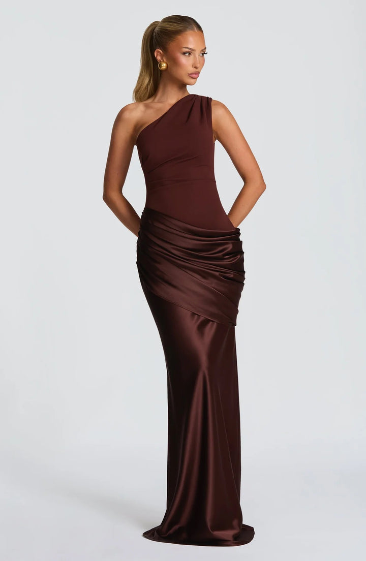 Damer elegant asymmetrisk satengalla med drapering-design Skjora