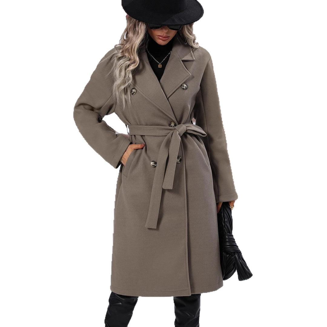 Kvinnens elegante oversized kåpe med dobbelt knappestolpe og stilig belte Skjora