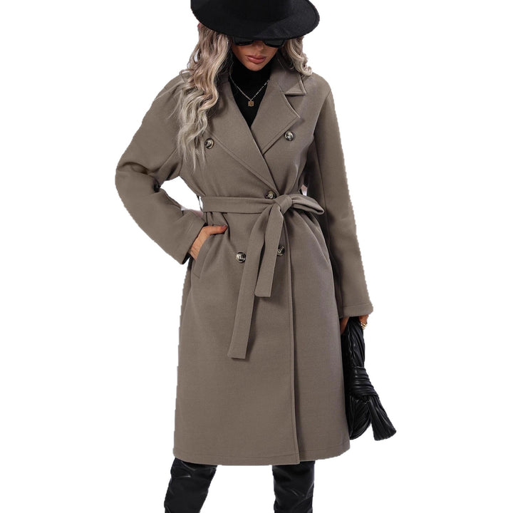 Kvinnens elegante oversized kåpe med dobbelt knappestolpe og stilig belte Skjora
